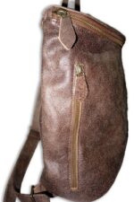 תיק גב מעור עם רוכסן מעוגל - בצבע חום