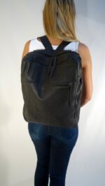 תיק גב מעור למחשב נייד בצבע שחור - יוניסקס