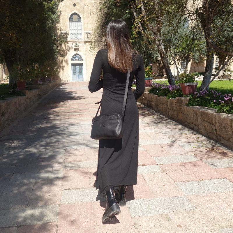תיק צד קטן מעור בצבע שחור תיק צד קטן מעור בצבע שחור