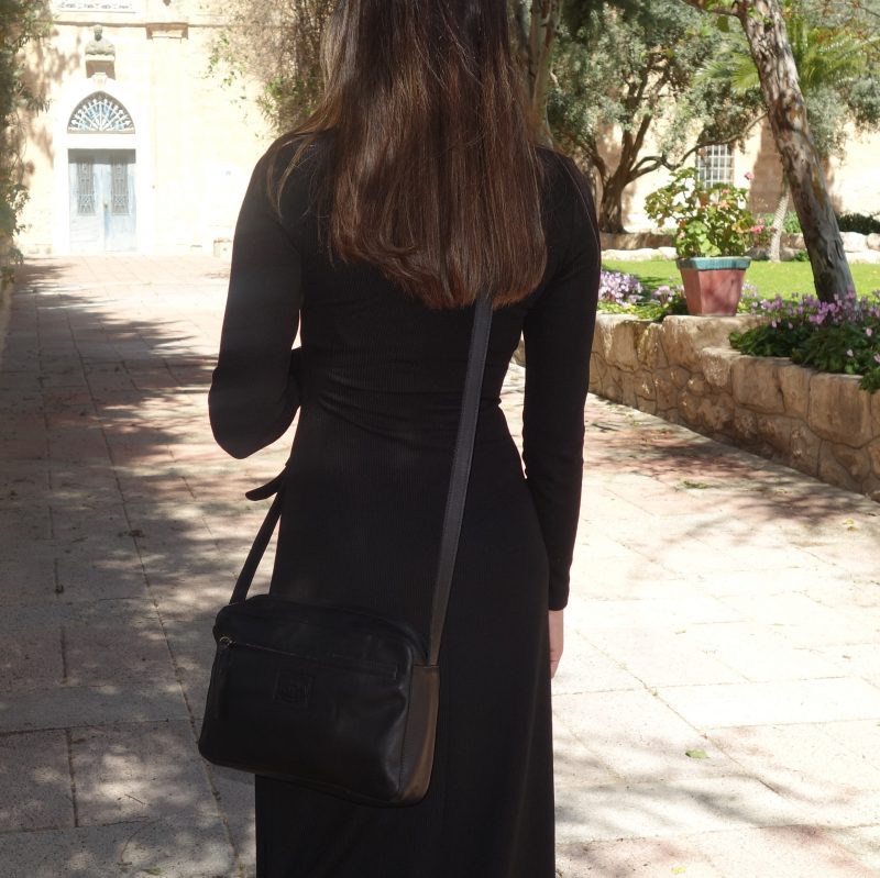 תיק צד קטן מעור בצבע שחור תיק צד קטן מעור בצבע שחור