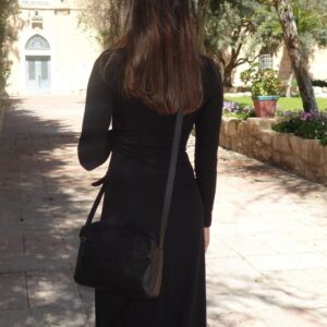 תיק צד קטן מעור בצבע שחור