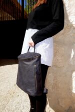 תיק גב מעור עם רוכסן מעוגל, בצבע שחור מט