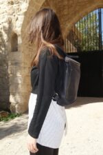 תיק גב מעור עם רוכסן מעוגל, בצבע שחור מט