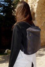 תיק גב מעור עם רוכסן מעוגל בצבע שחור - עור טקסטורה