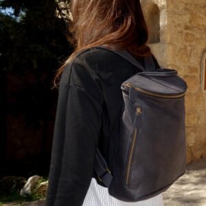 תיק גב מעור עם רוכסן מעוגל בצבע שחור - עור טקסטורה