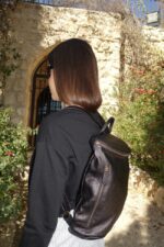 תיק גב מעור עם רוכסן מעוגל בצבע שחור - עור טקסטורה