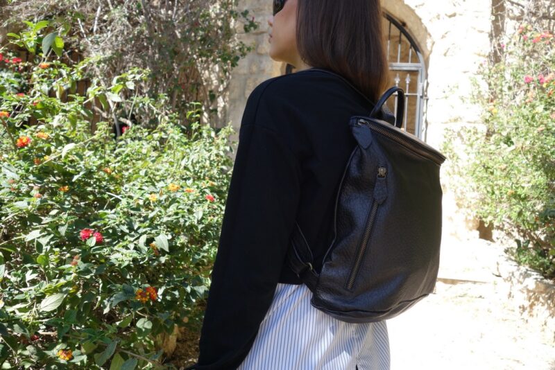 תיק גב מעור עם רוכסן מעוגל בצבע שחור - עור טקסטורה