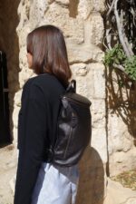 תיק גב מעור עם רוכסן מעוגל בצבע שחור - עור טקסטורה