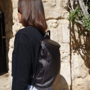 תיק גב מעור עם רוכסן מעוגל בצבע שחור - עור טקסטורה