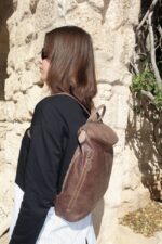 תיק גב מעור עם רוכסן מעוגל - בצבע חום