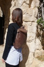 תיק גב מעור עם רוכסן מעוגל - בצבע חום