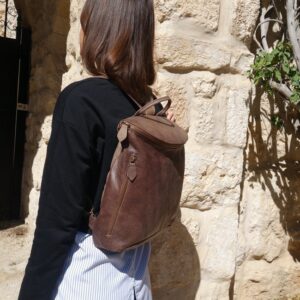תיק גב מעור עם רוכסן מעוגל - בצבע חום
