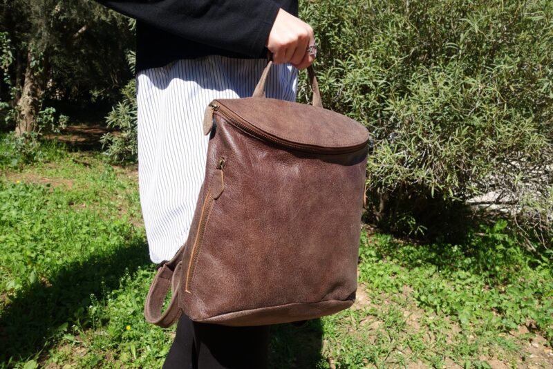 תיק גב מעור עם רוכסן מעוגל - בצבע חום תיק גב מעור עם רוכסן מעוגל - בצבע חום