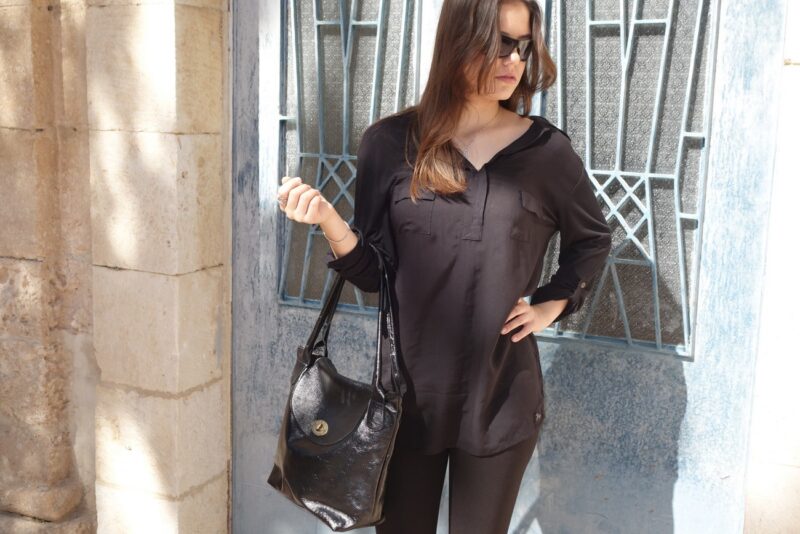 תיק צד מעור נאפה בצבע שחור