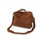 תיק מסנג'ר מעור בצבע חום במראה טבעי