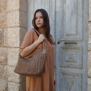 תיק צד מעור בטקסטורת קרוקו