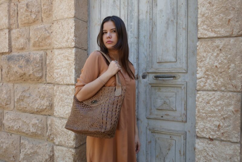 תיק צד מעור בטקסטורת קרוקו