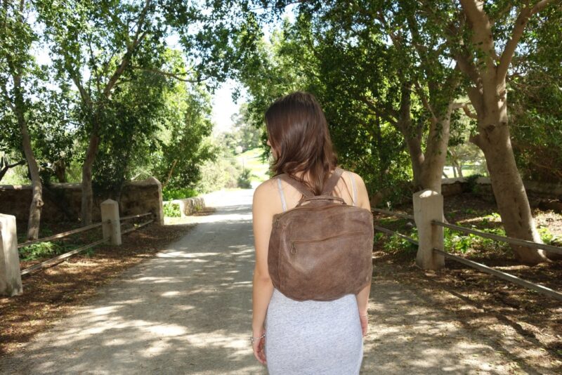 תיק גב מעור מעוצב בקו מעוגל