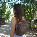 תיק גב מעור לנשים מעוצב בקו מעוגל