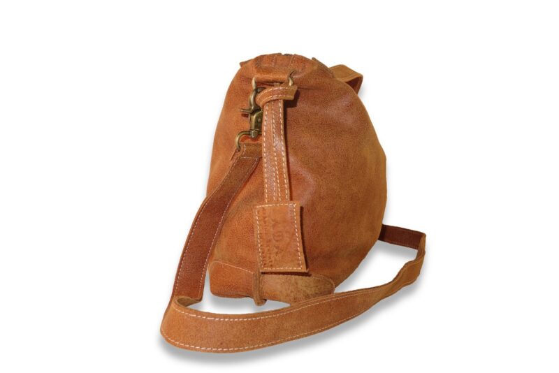 תיק מסנג'ר מזוודה חום חמרה עשוי בעבודת יד. מעוצב בסגנון וינטג'. לנשיאת יד או לנשיאת צד / אלכסון