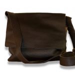 תיק מסנג'ר מעור בצבע שחור