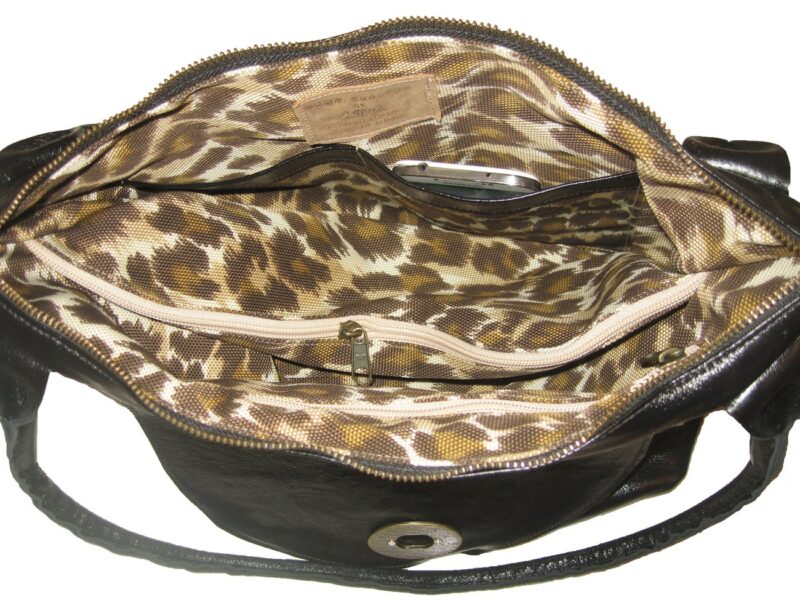 תיק צד מעור בטקסטורת קרוקו צילום פנים בטנה -חלוקה פנימית תיק עור