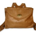 תיק גב מעור מעוצב כתיק ילקוט, בצבע קאמל