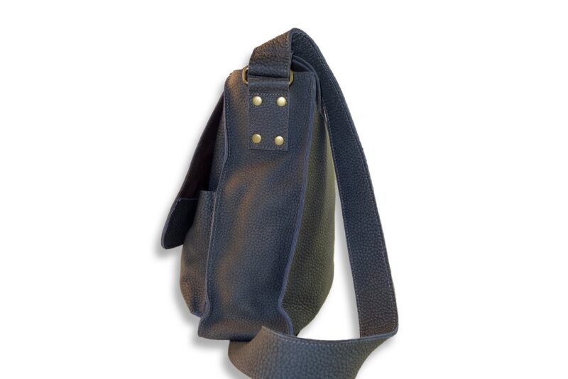 תיק צד לגבר מעור בצבע אפור