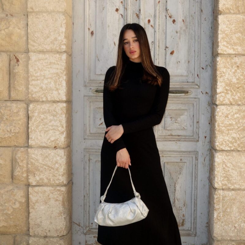 תיק ערב קפלים – מעור בצבע כסף בברק מט