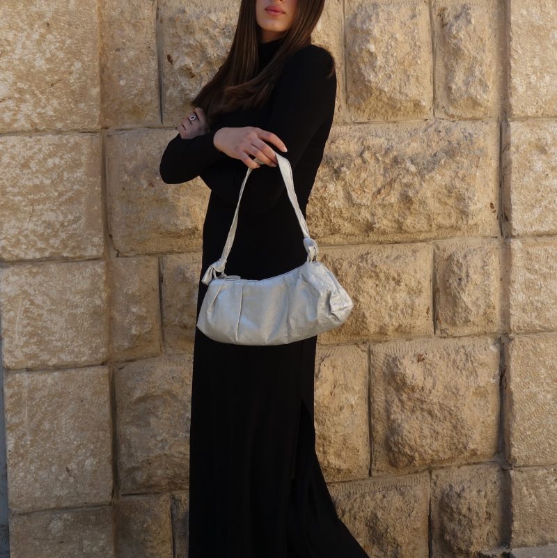 תיק ערב קפלים – מעור בצבע כסף בברק מט