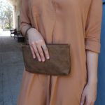 ארנק עור עם רוכסן בצבע חום