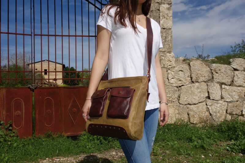 תיק מסנג'ר בשילוב עורות