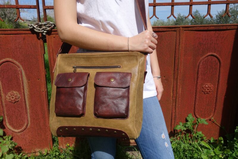 תיק מסנג'ר בשילוב עורות