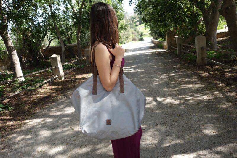 ⁦תיק ענק בצבע אפור עם רצועות עור⁩ – תמונה ⁦3⁩