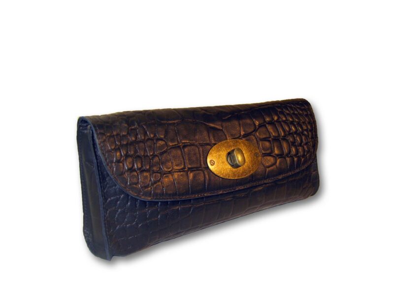 ארנק קלאץ' מעור בטקסטורת קרוקו בצבע שחור