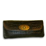 ארנק קלאץ' מעור בטקסטורת קרוקו בצבע שחור