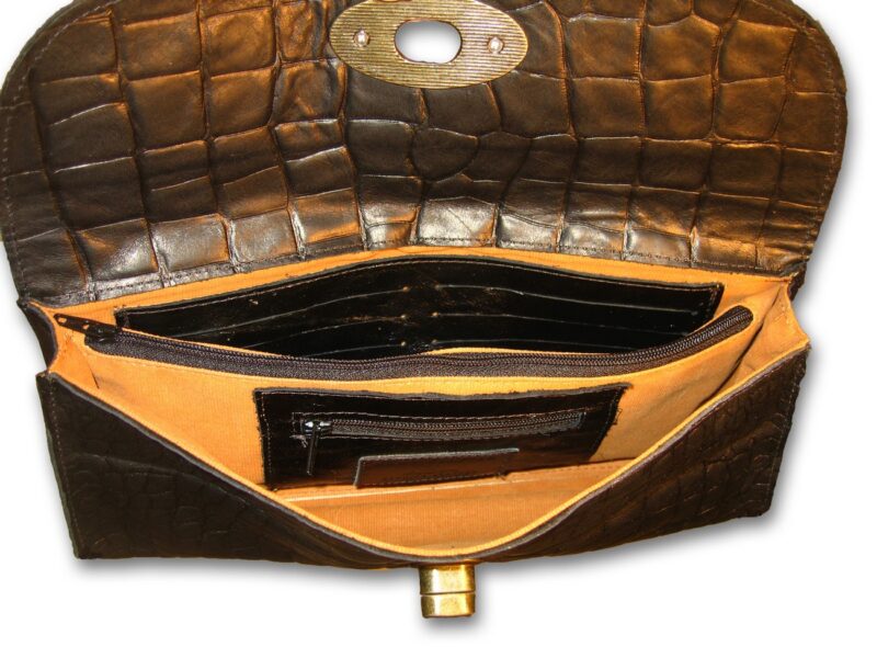 ארנק קלאץ' מעור בטקסטורת קרוקו בצבע שחור