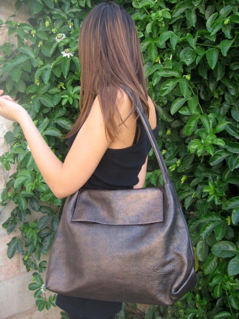 תיק עור שחור במראה מטאלי