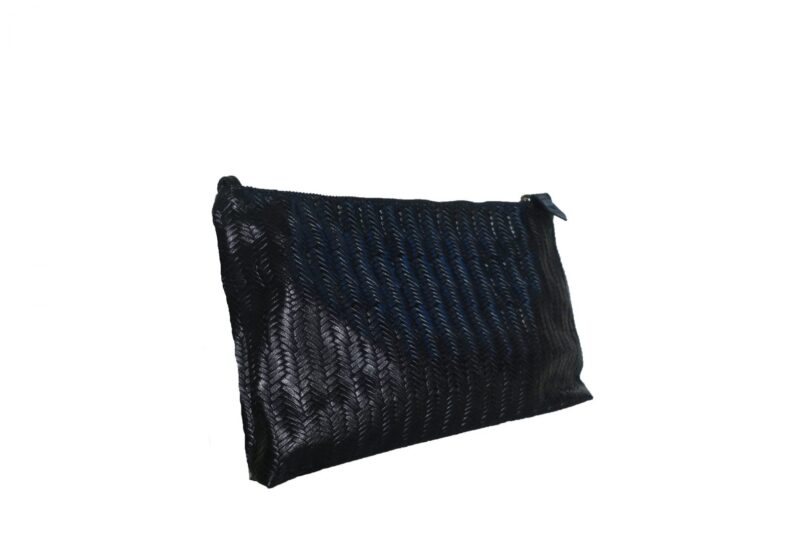 תיק קלאץ' מעור בצבע שחור במראה קלוע