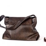 תיק עור שחור במראה מטאלי