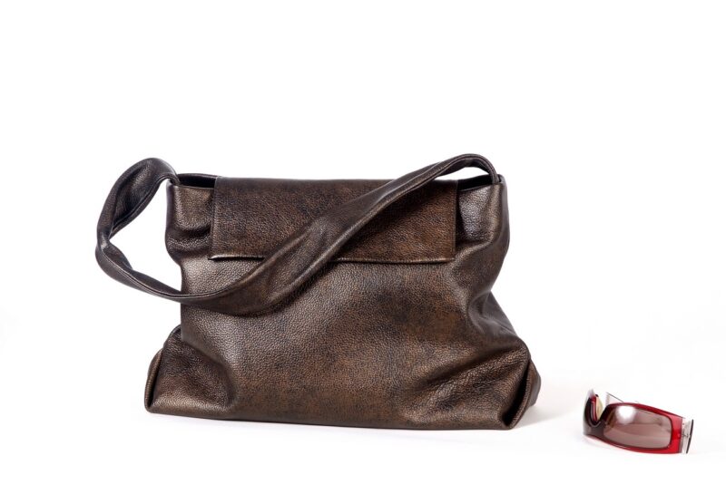 תיק עור שחור במראה מטאלי