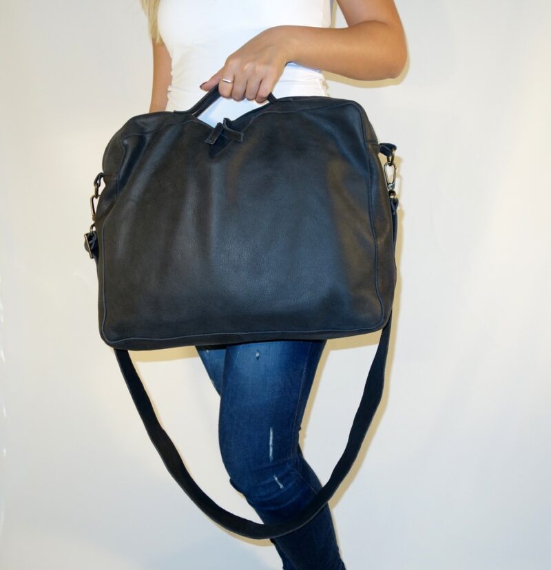 תיק עור למחשב נייד בצבע שחור