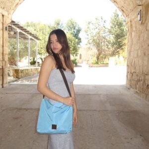 תיק מבד מחורר עם רצועת עור