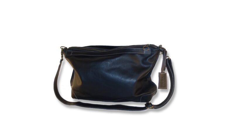 מזוודה מעור בצבע שחור