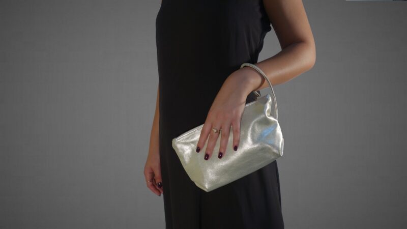 תיק קלאץ' מעור בצבע כסף