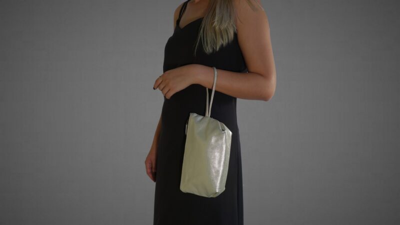 תיק קלאץ' מעור בצבע כסף