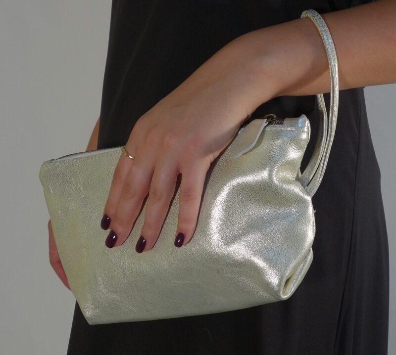 תיק קלאץ' מעור בצבע כסף