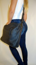 תיק עור למחשב נייד בצבע שחור