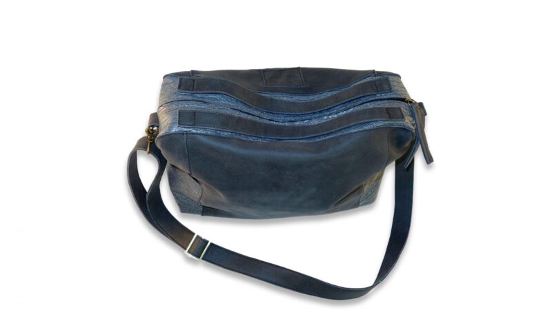 תיק מסנג'ר מעור בגוון שחור-אפור