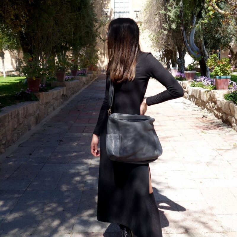 תיק מסנג'ר מעור בצבע שחור – אפור